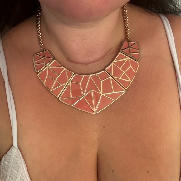 ❤️3/18$ Bib statement necklace salmon/orange w gold geometric extendable chain - Picture 2 of 2